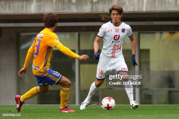 Shintaro Shimizu of Omiya Ardija takes on Yasuhiro Hiraoka of Vegalta Sendai during the J.League J1 match between Vegalta Sendai and Omiya Ardija at...