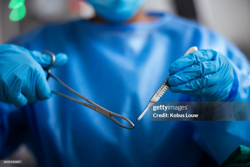 Medizinische, Werkzeuge und Hände Nahaufnahme in der Chirurgie im Krankenhaus mit Arzt im Operationssaal für den Eingriff. Fach-, Gesundheits- und Chirurgen, die mit Metall, Skalpellen und chirurgischen Geräten arbeiten