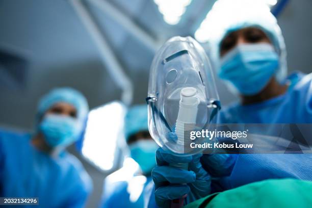 baixo ângulo, cirurgião e máscara de oxigênio para cirurgia em centro cirúrgico, médicos e anestesia com pov. perspectiva, equipamentos para procedimento médico e gás, tratamento e pessoas em teatro para a saúde - oxigênio fenômeno natural - fotografias e filmes do acervo