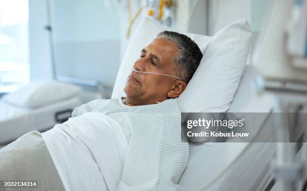 高齢者、男性、病院のベッドで寝て、ヘルスケア、手術、呼吸補助による治癒。高齢の患者または疲れた老人が、酸素と治療のために鼻カニューレを装着して診療所にいる - nasal cannula ストックフォトと画像