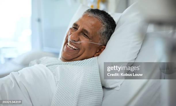 高齢者、患者、病院のベッドで、医療、手術、治癒の進歩を笑顔で実現します。酸素、サポート、治療のための鼻カニューレを備えたクリニックの高齢者または興奮した老人 - nasal cannula ストックフォトと画像