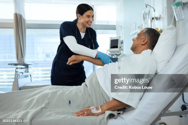 donna felice, infermiera e paziente con macchina per la pressione sanguigna per la frequenza cardiaca, il battito o il corpo di monitoraggio in ospedale. persona femminile o medico che aiuta l'uomo anziano sul letto nell'esame alla clinica sanitaria - infermiere foto e immagini stock