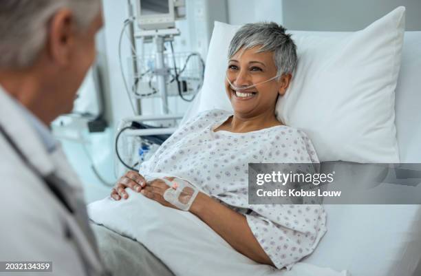 médecin, femme âgée et parler au lit avec le sourire pour les bonnes nouvelles, le bien-être et les résultats à l’hôpital. médecin, consultant et patient mature avec des conseils, heureux et examen médical pour la récupération en clinique - opération chirurgicale photos et images de collection