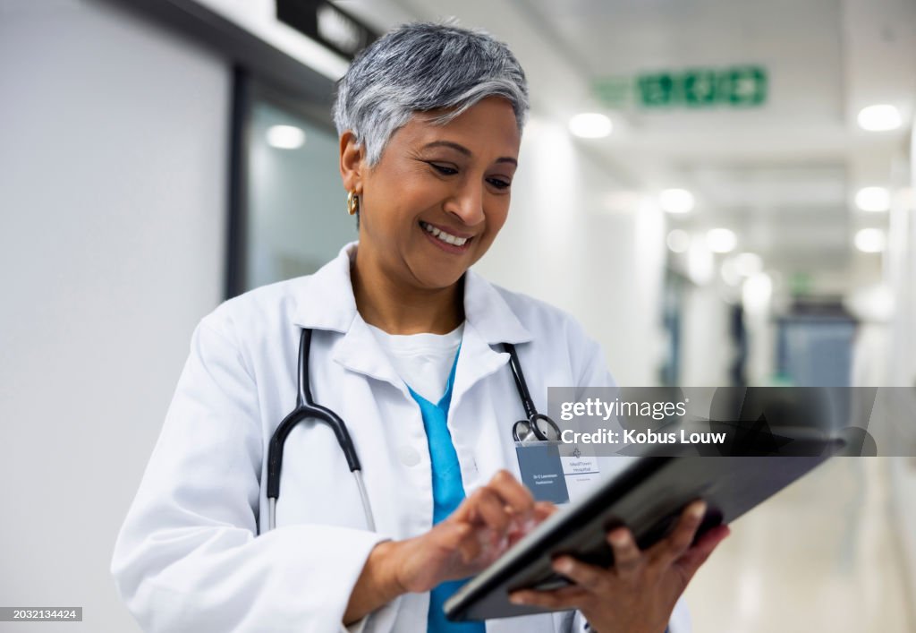 Reife Ärztin, Frau und Tablet für die Planung im Krankenhaus, im Gesundheitswesen und im Internet für die Forschung. Indische Frau, Kardiologin und Beratung für Technologie, Website und Fachkraft für Medicare