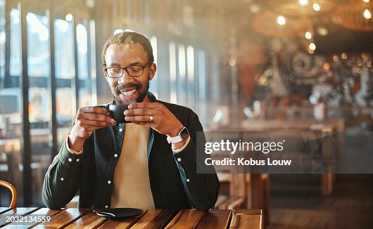 Glücklicher schwarzer Mann, Kaffee und Aroma im Restaurant für den Morgen, Start oder Koffein am Esstisch. Afrikanische männliche Person mit Lächeln für heißes und dampfendes Getränk, Milchkaffee oder Cappuccino in der Cafeteria oder im Geschäft Glücklicher schwarzer Mann, Kaffee und Aroma im Restaurant für den Morgen, Start oder Koffein am Esstisch. Afrikanische männliche Person mit Lächeln für heißes und dampfendes Getränk, Milchkaffee oder Cappuccino in der Cafeteria oder im Geschäft