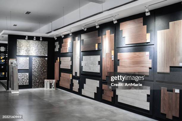 échantillonnez des plaques de stratifié ou de parquet texturé en bois dans un magasin ou une salle d’exposition - parquet flottant photos et images de collection