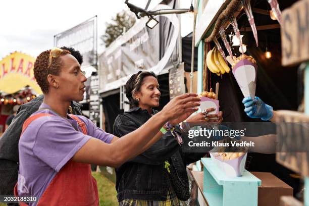 concession stand vendor giving dessert to customers - imbissbude stock-fotos und bilder