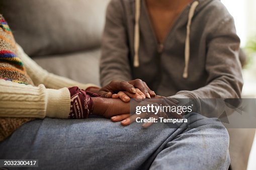 Filha segurando as mãos da mãe e confortando-a Filha segurando as mãos da mãe e confortando-a