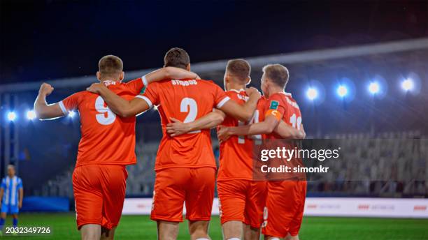 joueurs de football célébrant - par équipe photos et images de collection