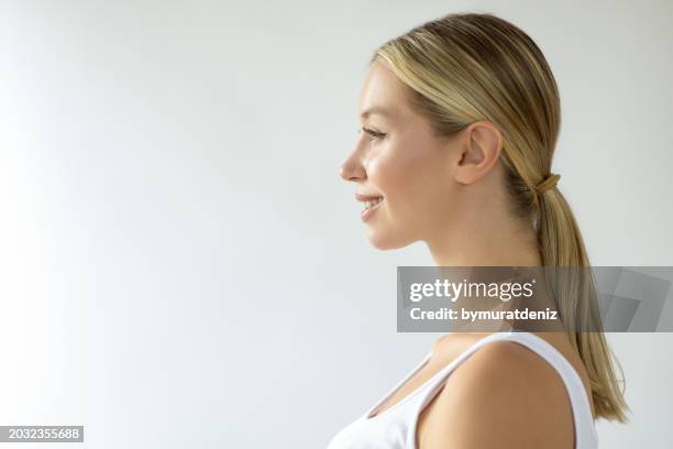 side-view portrait of woman - profilo vista laterale foto e immagini stock