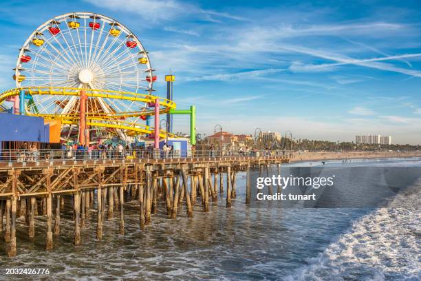 santa monica beach und pier, kalifornien, usa - santa monica pier stock-fotos und bilder