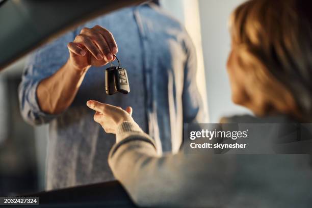 hier sind die schlüssel ihres neuen autos! - autoschlüssel stock-fotos und bilder