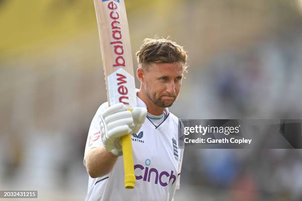 England batsman Joe Root acknowledges the applause after reaching close of play on 106* after day one of the 4th Test Match between India and England...