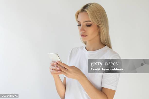 woman browsing on smartphone, chatting with friends online - sincere chat stockfoto's en -beelden