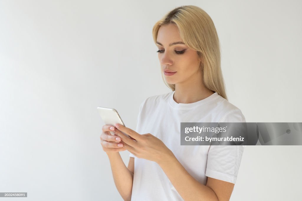 Mulher navegando no smartphone, conversando com amigos on-line