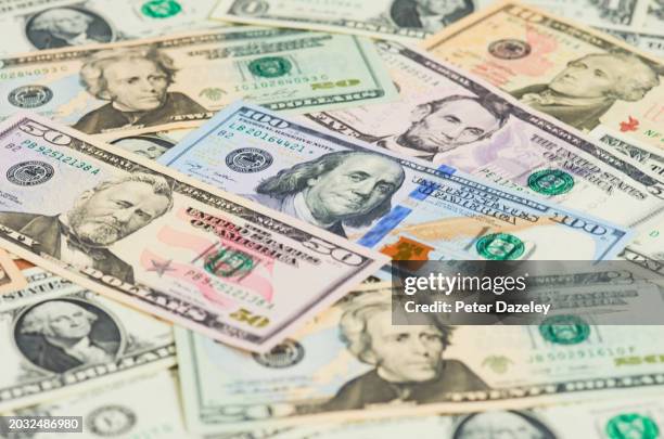 us dollars banknotes - money-talks-englische-redewendung stock-fotos und bilder