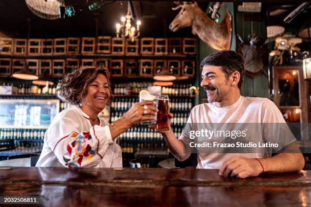 happy couple toasting at the pub - 60s cocktail party stock pictures, royalty-free photos & images