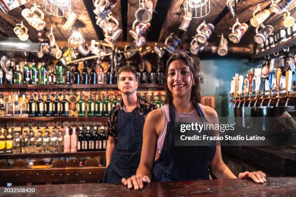 portrait of the bartenders behind the counter at the pub - entrepreneur stockfoto's en -beelden