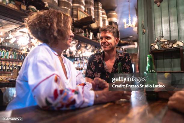 friends talking at the pub - 60s cocktail party stock pictures, royalty-free photos & images