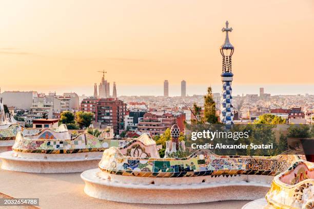 barcelona cityscape with sagrada familia seen from park guell at sunrise, catalonia, spain - barcelona fotografías e imágenes de stock