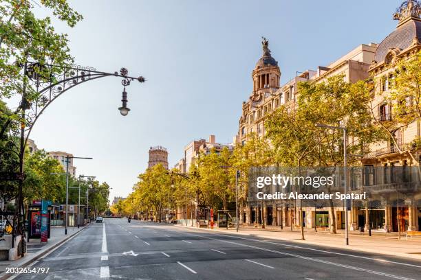 passeig de gracia avenue in barcelona, spain - promenade stockfoto's en -beelden
