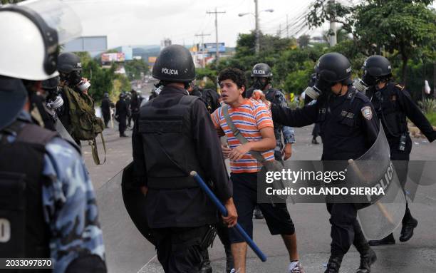 Student is arrested by riot police during a demonstration of teachers in Tegucigalpa, August 27, 2010. AFP PHOTO/Orlando SIERRA