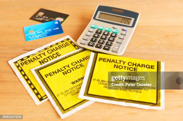 parking ticket and credit cards - carte bancaire voiture photos et images de collection