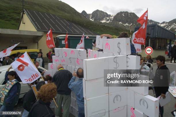 Des militants du mouvement ATTAC dressent, le 09 juin 2001 au poste-frontière du Pas de la Case entre la France et L'Andorre, un mur symbolisant le...