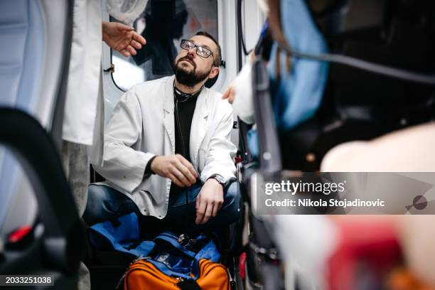 erste-hilfe-arzt - retter rettungsaktion stock-fotos und bilder