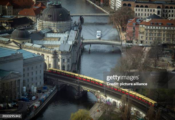 February 2024, Berlin: An S-Bahn train passes a bridge over the Spree between Friedrichstraße and Hackescher Markt stations; taken from the...