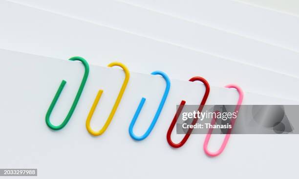 paper clips - sujetapapeles fotografías e imágenes de stock