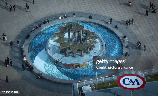 February 2024, Berlin: View of the Fountain of Friendship between Nations at Alexanderplatz, taken from the TV tower at a press conference to present...