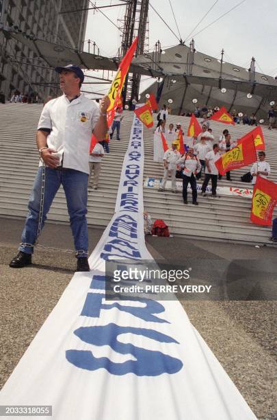 Des ambulanciers manifestent, le 12 juin 2001 devant la Grande Arche de la Défense, pour exiger l'application d'un accord-cadre sur les 35 heures...