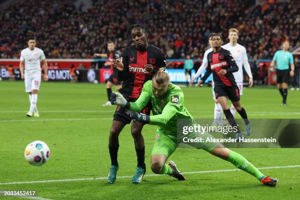 Robin Zentner of 1.FSV Mainz 05 challenges for the ball with Jeremie Frimpong of Bayer Leverkusen during the Bundesliga match between Bayer 04...