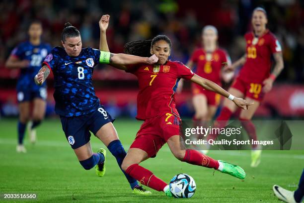 Salma Paralluelo of Spain competes for the ball with Sherida Spitse of Netherlands during the UEFA Women's Nations League 2024 semifinal match...