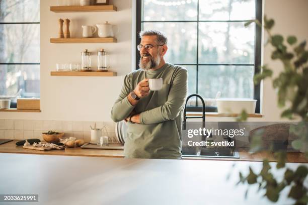 comenzando el día de la manera fría - bebida caliente fotografías e imágenes de stock