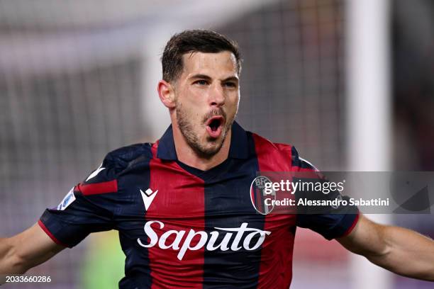 Remo Freuler of Bologna FC celebrates scoring his team's second goal during the Serie A TIM match between Bologna FC and Hellas Verona FC at Stadio...