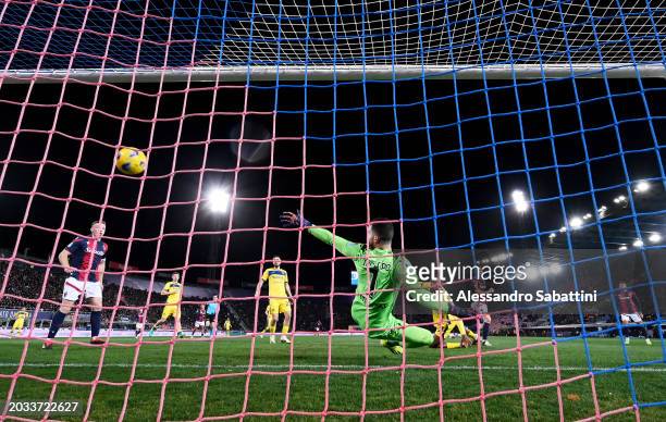 Remo Freuler of Bologna FC scores his team's second goal during the Serie A TIM match between Bologna FC and Hellas Verona FC at Stadio Renato...