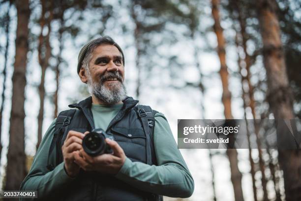 escursionista senior attivo - fotografo foto e immagini stock