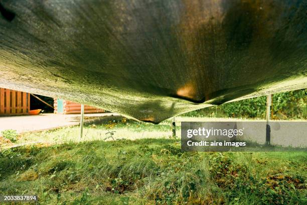 close up of the lower side of the trampoline placed on the grass of the patio - partie inférieure photos et images de collection