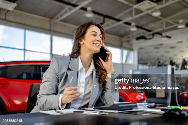 sealing deals with confidence - autoverkoper stockfoto's en -beelden