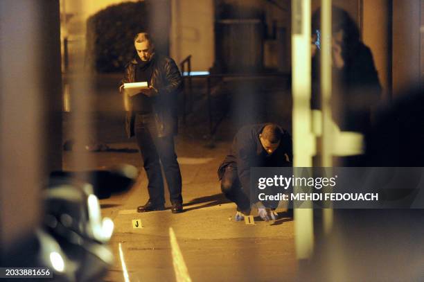 Des enquêteurs relèvent des indices, le 16 novembre 2011 à Colombes, sur les lieux d'une fusillade qui a fait deux blessés ce jour. Selon les...