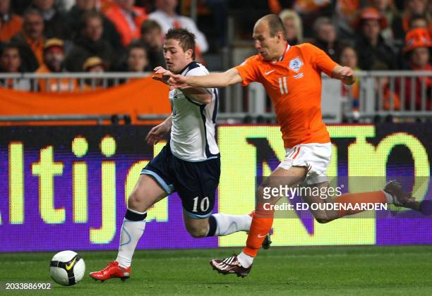 Arjen Robben and Ross McCormack fight for the ball in the World Cup qualifier match Netherlands-Scotland in Amsterdam on March 28, 2009. AFP PHOTO /...