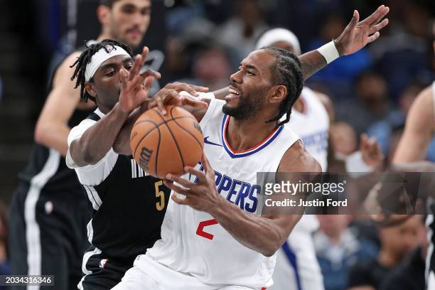 Kawhi Leonard of the LA Clippers handles the ball against Vince Williams Jr. #5 of the Memphis Grizzlies during the second half at FedExForum on...