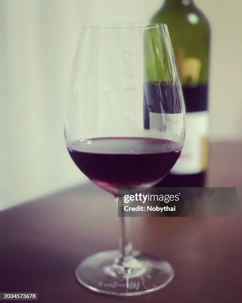 wine glass on the table - 愛知県 stock pictures, royalty-free photos & images