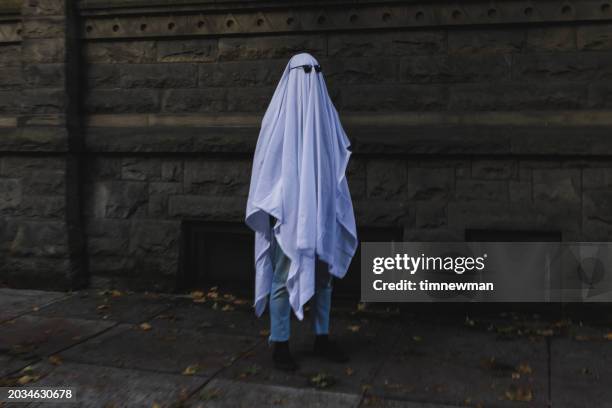fantasma di halloween spettrale all'esterno - fantasma foto e immagini stock