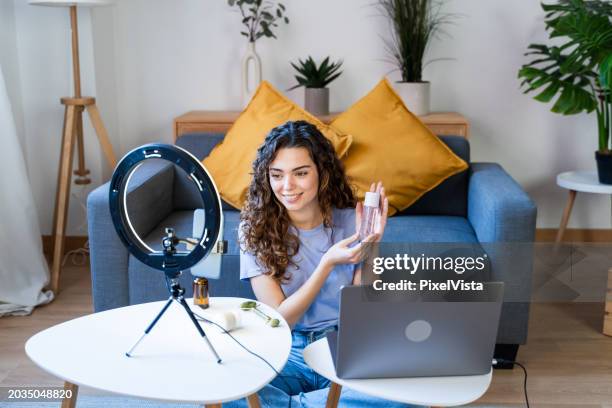 online-beauty-influencer präsentiert produkte - digitales marketing stock-fotos und bilder