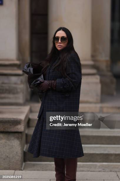 Jennifer Casimiro seen wearing Barton Perreira brown / black tortoise sunglasses, silver pendant necklace, Samsøe Samsøe navy blue / brown checked...