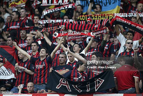 Milan fans enjoy the atmosphere during the UEFA Champions League Final match between Juventus FC and AC Milan on May 28, 2003 at Old Trafford in...