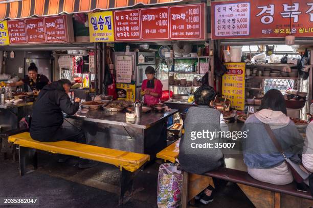 restaurants im jagalchi fishmarket in busan, südkorea - fischmousse stock-fotos und bilder